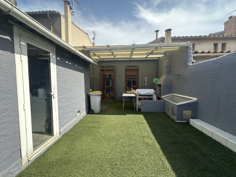Maison à vendre à Carcassonne (11000) — Rue Trivalle : Grand appartement + Local commercial avec garage   Idéal investissement ou activité indépendante