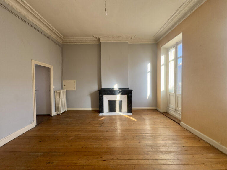 Appartement à vendre à Carcassonne (11000) — Grand appartement T4 –  Belle copropriété de caractère